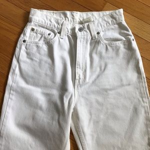 White Levi’s Mom Jeans